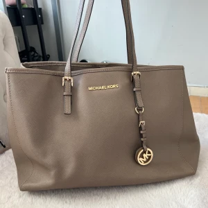 Michael Kors väska - Säljer denna fina väskan, den är ÄKTA!