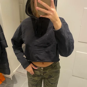 Croppad hoodie - Svart croppad hoodie🖤