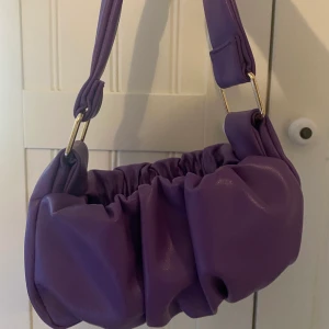 Söt väska - Jättesöt väska 2000s-stil. Använd nån enstaka gång så den är som ny!  Köpare står för frakt. Hör av dig vid intresse eller fler bilder💜