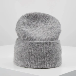 Mössa - Säljer denhär mössan från samsoe samsoe eftersom att den aldrig kommit till användning👌🏻nypris 399