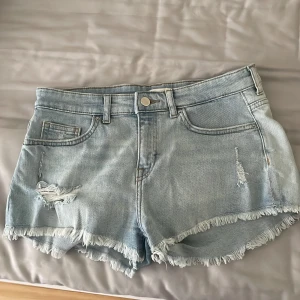 Jeans shorts💗 - Oanvända ljusa jeans shorts från hm💗 nypris 199 kr!!