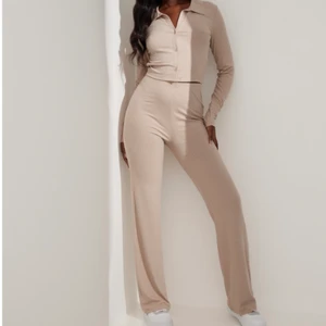 Beige Mjukis set  - Beige mjukis set använd 1 gång. Är i helt nytt skick. Köptes för 499kr från Nelly. 