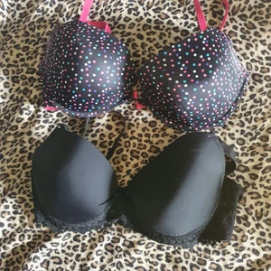 Bhar  - 2 st bhar, ena bhn är märke marie meili. Andra har inget märke! 150kr för båda Knappt använda i Nyskick!  Storlek 85E