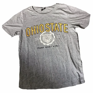 En grå t-shirt  - En grå  t-shirt med tryck jag köpte på Ginatricot! Knappt använd ❤️