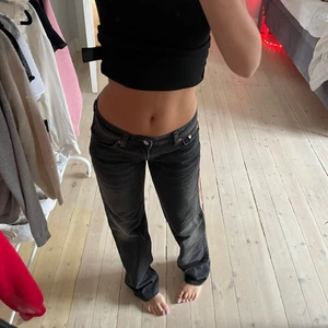 arrow weekday jeans - skit snygga svarta jeans från weekday i modellen ”arrow low straight jeans”🖤de är aldrig använda med lapp kvar då. nypris 500kr. slutsålda i den storleken på deras hemsida. 