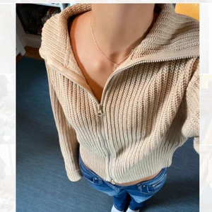 Tjockkofta/tröja - En väldigt nuce kofta/tröja som jag vara älskat,  använd väldigt försiktigt sp skulle säga att den är som ny, den är i st L