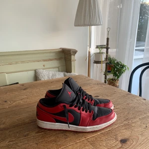 Nike Jordan 1 Low - Säljer ett par feta jordans 1 low för att jag är sugen på något annat. Skorna är köpta av en polare så inget kvitto eller låda har jag. Riktigt bra skick och inga fläckar eller liknande. Perfekta skor nu till hösten. Kan gå ner i pris vid snabb affär. 