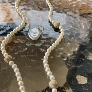 Christian dior halsband  - Christian diors halsband som är pärlor. Det är vintage , och är i väldigt fint skick. Frakt ingår ej! (Pris kan diskuteras)