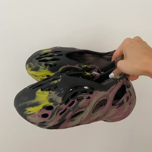 Yeezy Foam Runner MX Carbon - Säljer äkta Foam Runner MX Carbon storlek 39 köpta från Adidas Confirmed. Otroligt ovanliga att få tag på! Oanvända och nyköpta. 