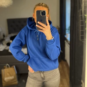 Blå hoodie - Säljer denna blåa hoodien, använd 2 ggr och säljer då den inte kommer till användning längre. Storlek Xs💙 