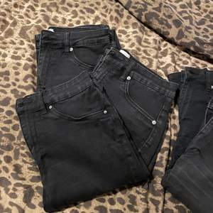 Svarta jeans från lager 157 inte så andvända men nåra ä lite urtvättade. Har både storlek M och L. Tar endast Swish 