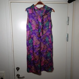 Vintageklänning - Ärmlös klänning  i sidenlikt material, ingen storleksmärkning (troligtvis hemsydd) men är som en M🌿