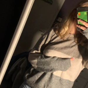 Tjocktröja - En stickad ”randig” tröja, helt ok skick men har ett litet hål där framme. Använd ett antal gånger.