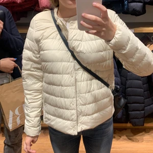 Uniqlo Jacka - Säljer nu denna jacka från Uniqlo då det inte riktigt är min färg. Jackan är beige men väldigt fin och passar till de mesta. Jackan är nyinköpt så i väldigt bra skick, den är i storlek M men passar XS-M enligt mig ❤️ Nypris:799❤️