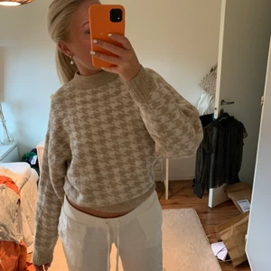 Stickad tröja hm - Stickad tröja från hm i jätte skönt material kanppt använd 