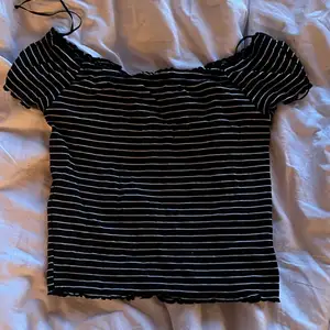 Randig topp från gina tricot! Går att ha off shoulder liksom on shoulder. Fin i alla årstider. Strl M. Stretchig samtidigt som figurnära! Pris: 49kr + frakt! 💓 (posted 15/09/22) 