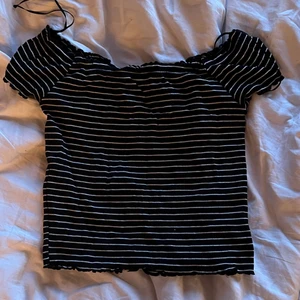 Topp från gina  - Randig topp från gina tricot! Går att ha off shoulder liksom on shoulder. Fin i alla årstider. Strl M. Stretchig samtidigt som figurnära! Pris: 49kr + frakt! 💓 (posted 15/09/22) 