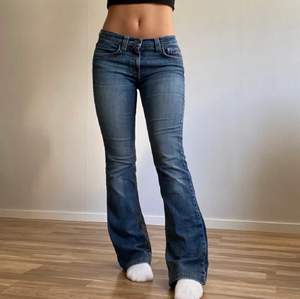 ‼️Första bilden är lånad av @polinaossipova‼️ Säljer dessa superfina populära lågmidjade jeans från esprit då jag har massor av blå jeans. Köpta här på plick. Buda på!❤️