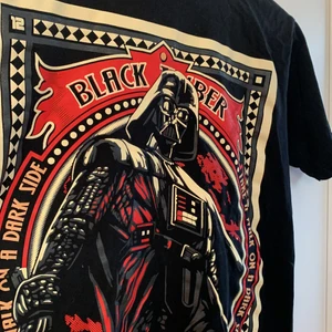 Tshirt med tryck  - En fin starwars tröja som sällan har blivit använd. Vid frågor hör gärna av dig så löser vi det ♥️