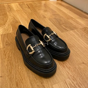 H&M loafers  - Snygga loafers från H&M. Helt oanvända endast testade. Nypris 299kr FYI: smal passform 