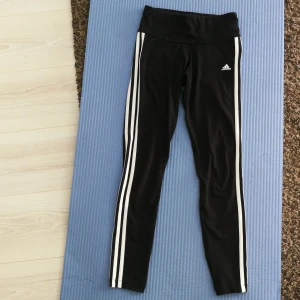 Svarta Adidas tights - Svarta adididas tights I gott skick! Strl xs. 150kr.            Köparen står för eventuell frakt, kan hämtas i Skövde. 