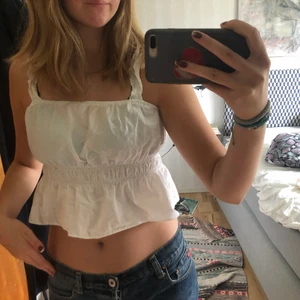 Söt topp - Säljer denna söta Volangtopp ifrån hm! Den är knappt använd pga att den inte riktigt är min stil men den är jätte gullig!