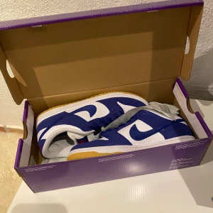 Nike SB Dunk Low LA Dodgers - Helt nya, ej använda. Kvitto finns. Köpta på Junkyard