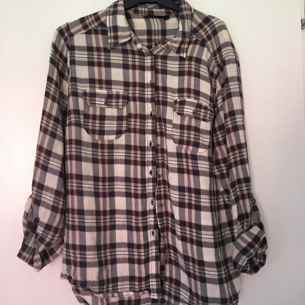 Rutig skjorta i skönt flanell-liknande material, från H&M. Två bröstfickor. Strl XS/S. Skjortor.
