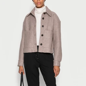 Kort kappa - Finaste vår/höstjackan från kaffe 💘 Passar en 34-40 beroende på vilken passform du vill ha! Använd ett fåtal ggr så är i nyskick, frakt tillkommer.