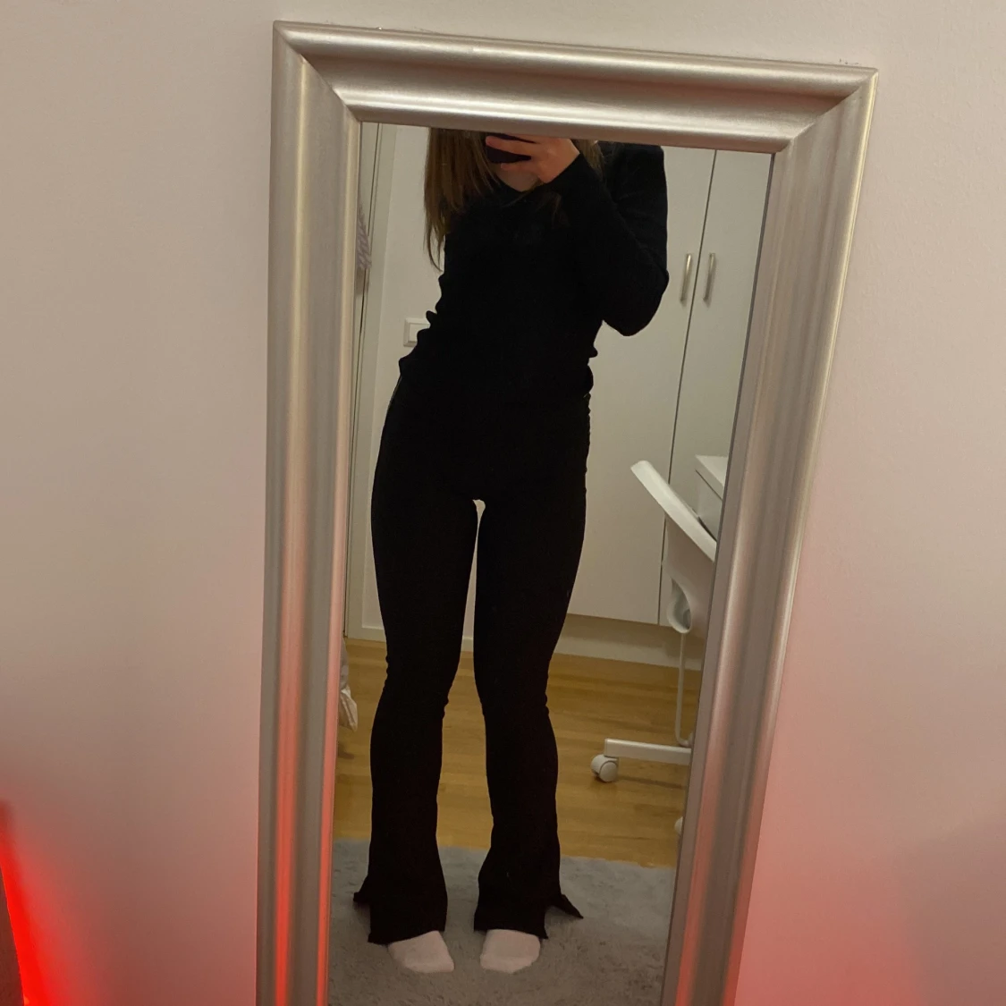 Svarta flare byxor med dragkedja på sidorna