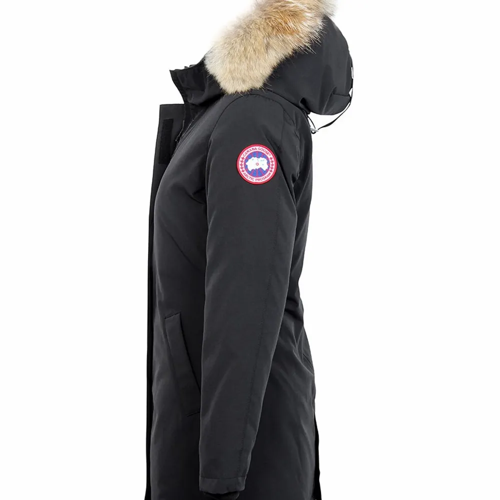 Jag säljer min Canada Goose jacka som är i mycket fint skick. Jag har bara använt den en vinter, jackan är väldigt varm och man kan justera midjan på den, det är även äkta päls på den. Kan även diskutera pris och kan skicka bättre bilder.Mycket fin jacka!. Jackor.