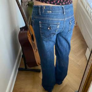 Lågmidjade jeans med snygga fickor🌟 midjemått: 80cm , jag är 173 ❌köp ej direkt❌ frakt tillkommer 