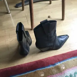 Oanvändade åkta Carin Wester cowboyboots.som är i mycket bra skick och passar till allt.passar 40-41 och e ser ut som unisex 