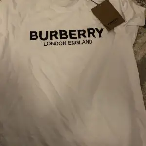 Burberry t-shirt i bra skick 