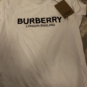 Burberry  - Burberry t-shirt i bra skick 