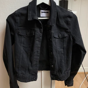 Svart jeansjacka storlek XS - Svart jeansjacka från Noisy May i storlek XS