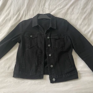 Jeans jacka, Vero Moda  - Säljer min svarta jeansjacka i nyskick för 170kr