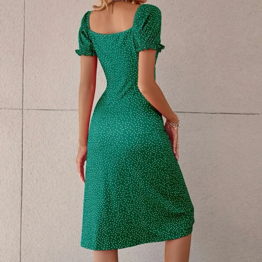 Grön klänning helt ny st S . Klänningar.