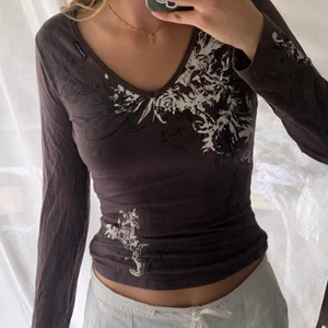 Brun tröja med vita och svart detaljer - Ascool brun tröja med mönster🤎 i perfekt skick!