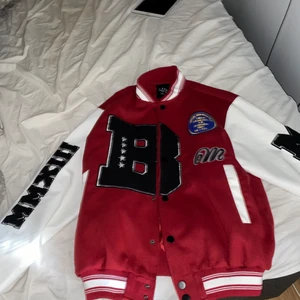 Jacka - As ball jacka, passade inte riktigt min stil. Använd typ 2 gånger, köpt på man avdelningen så den passar XS-M beroende på hur man vill att den ska sitta