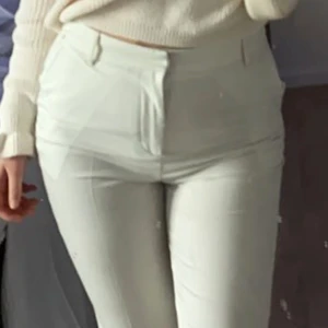Kostymbyxor  - Säljer mina vita kostymbyxor som tar fram ens former så bra. Säljer pågrund av att dem är lite korta i modellen. De är storlek 38! 