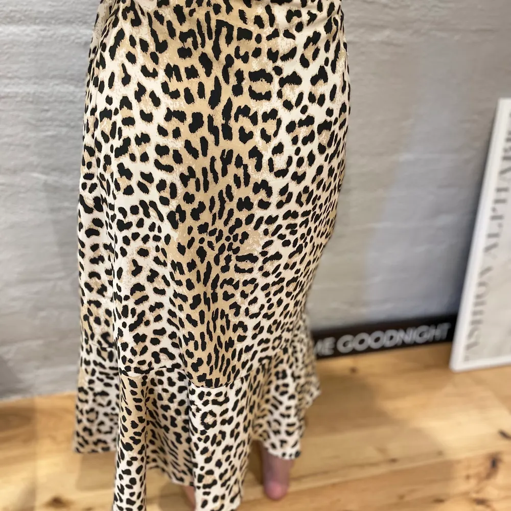 Super fin omlottkjol i leopard mönster från Ginatricot i storlek 34! Ändrat använd en gång💕. Kjolar.