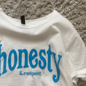 T-shirt från H&M - Säljer nu denna superfina 1 gång använda t-shirten från H&M. Säljer då den inte kommer till användning, storlek M. Nypris 99:- Mitt pris 30:- INKLUSIVE frakt! 