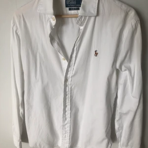 Ralph Lauren skjorta - En vit skjorta från Ralph Lauren. Väldigt fint skick. Storlek 15 1/2 som motsvarar M, skulle säga att den sitter mer som en S. Nypris ca 1500kr
