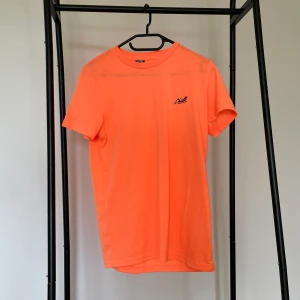 T-shirt  - Din lokala garderob skickar med PostNord för 59 Kr. Ni står för kostnaden av frakt. 