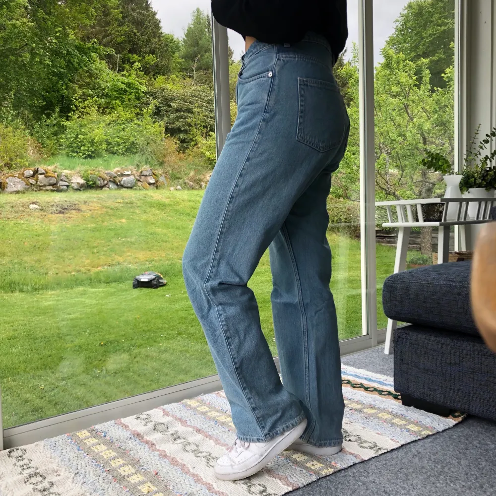 Mycket bekväma blåa jeans från Weekday som jag säljer pga att dem är för stora för mig. Modellen heter Rowe i strl 31/30💓. Jeans & Byxor.