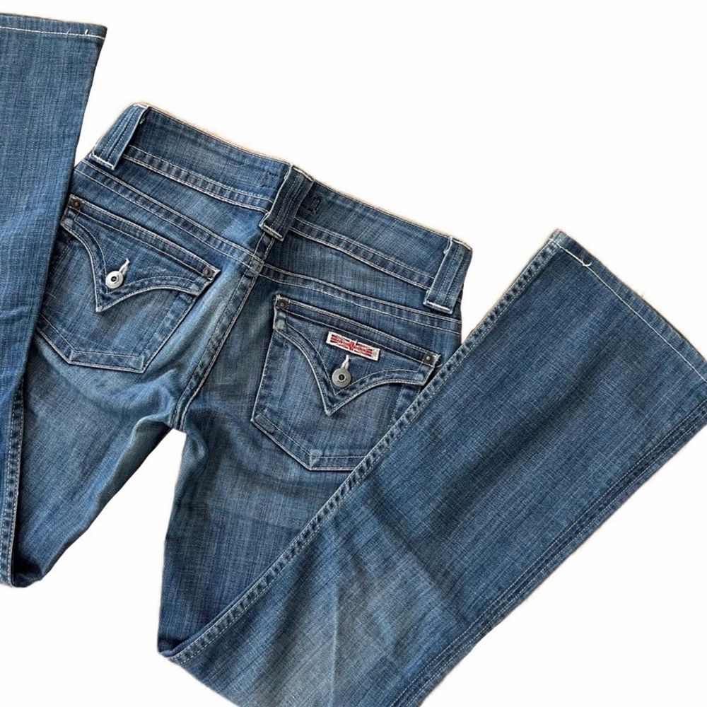 Lågmidjade vintage jeans med snygga fickor från hudson i storlek W24, midjemått: 76cm innerbenslängd: 71cm 💕 Läs min profil innan du lägger bud, bud är bindande!! . Jeans & Byxor.