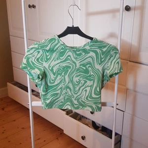 Topp - Fin topp från hm. 💞 Användes i sommar men inte längre.🌞super fint skick! 