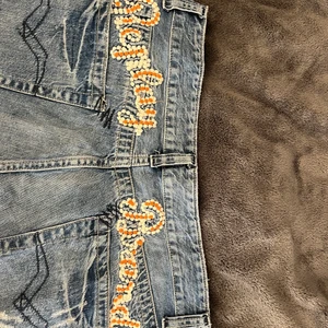 baggy lågmidjade byxor från replay - de perfekta baggy byxorna!!! köpta på sellpy. jag håller in byxorna vid midjan på bilden för att de är förstora men de går lätt att sy in eller använda skärp! storleken är W34 L32 (jag är 176) <33 köparen står för frakten! skriv t mig om du undrar nått eller vill ha fler bilder! midjemått: 90cm innebenslängd: 80cm (tänk på att de sitter på höfterna!)