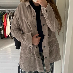 Jacka från NA-KD - Jacka i Manchester-liknande material från NA-KD i storlek L. 